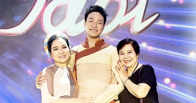 Hé lộ về gia đình có bà là NSND, mẹ là NSƯT và con quán quân Vietnam Idol