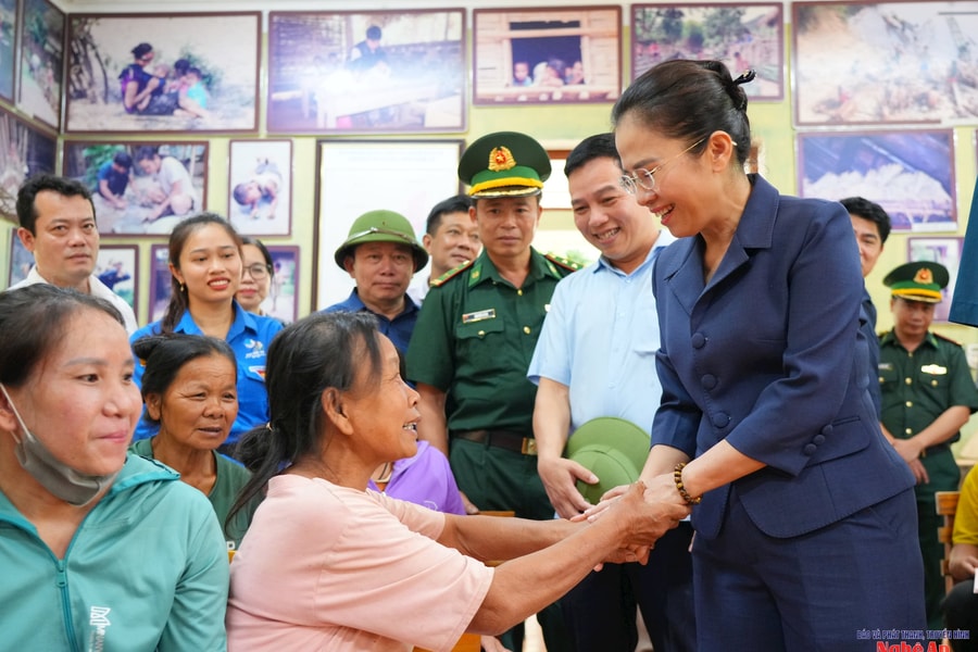 Phó Bí thư Tỉnh ủy Nghệ An trao Giấy chứng nhận quyền sử dụng đất cho đồng bào Đan Lai sống trong vùng lõi Vườn Quốc gia Pù Mát