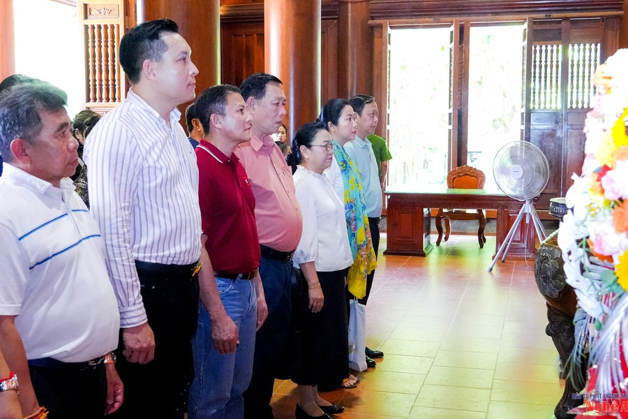 Đại sứ Đặc mệnh Toàn quyền nước CHDCND Lào tại Việt Nam dâng hương tưởng niệm Chủ tịch Hồ Chí Minh