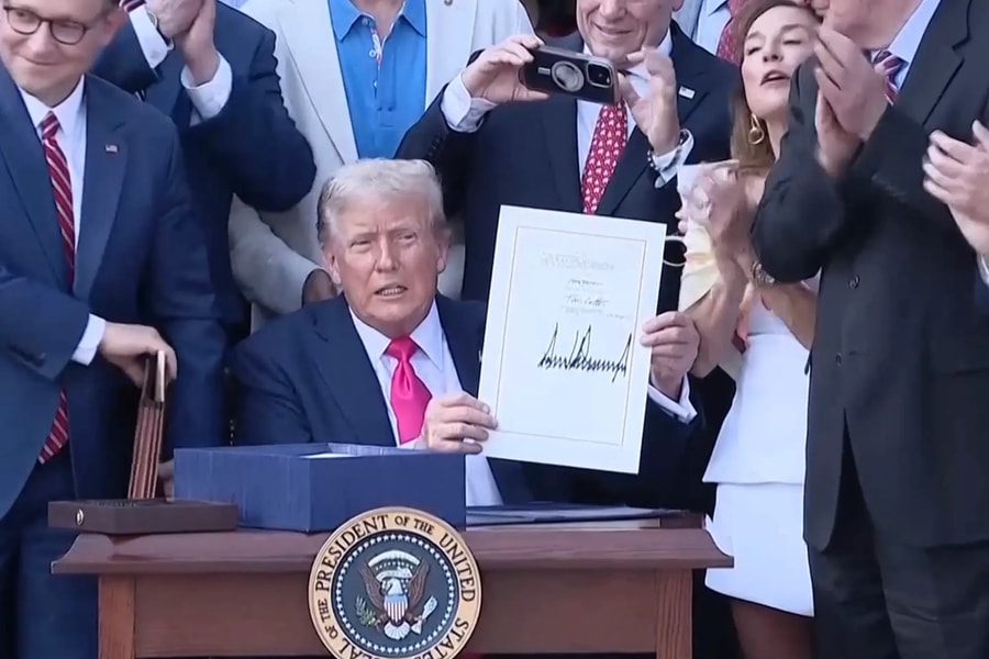 Tổng thống Trump ký ban hành luật 'Lớn và Tốt đẹp', phe Dân chủ tuyên bố sẽ khiến đối thủ 'trả giá'