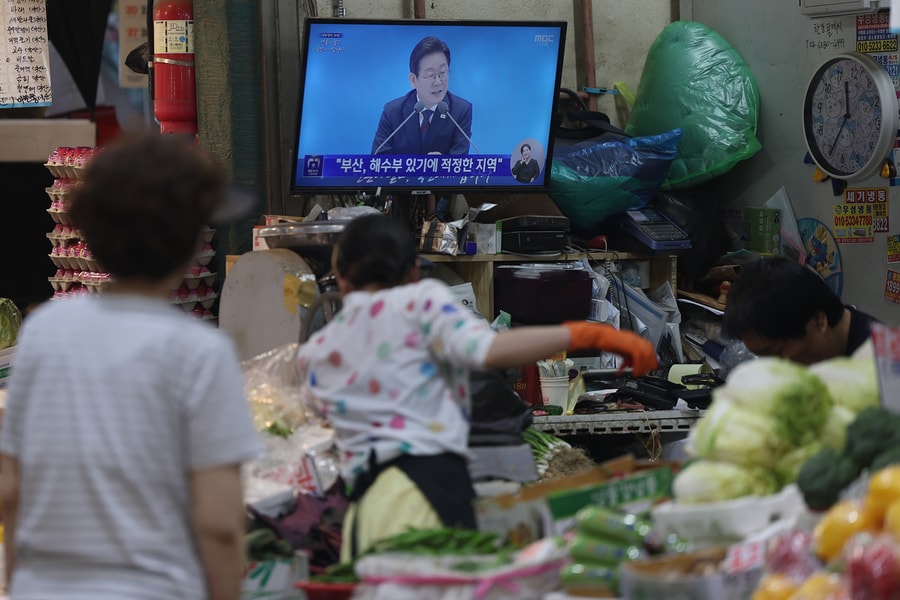 Hàn Quốc 'phát tiền' cho toàn dân, mỗi người nhận tới 400.000 won để vực dậy kinh tế