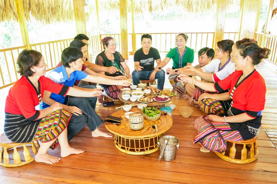 Về bản Vều trải nghiệm du lịch cộng đồng: Check-in nhà sàn, tắm sông Giăng và 'học' làm người Thái giữa miền Tây xứ Nghệ