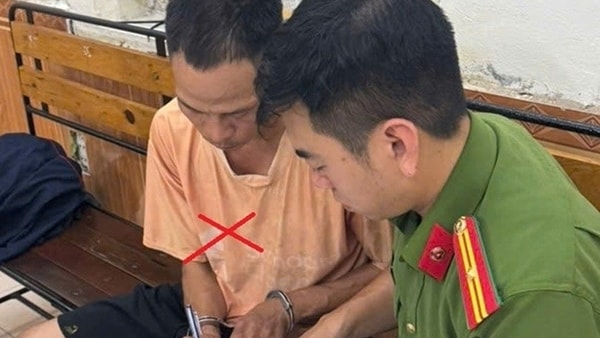 Tạm giữ ông bố xích chân, trói tay, dùng xe máy kéo con trên đường