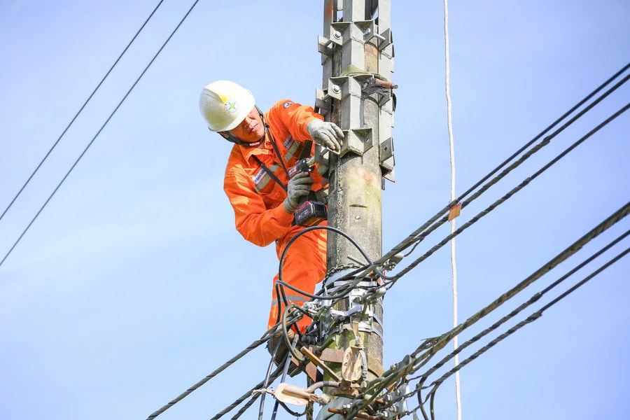 Nắng nóng, người dân Nghệ An điều chỉnh thói quen sinh hoạt, tiết kiệm điện để giảm chi phí