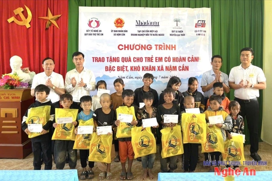 Tặng quà cho 100 trẻ em có hoàn cảnh đặc biệt khó khăn vùng biên giới Nghệ An