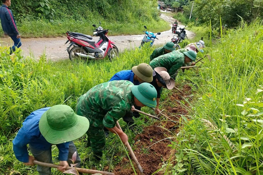 Bộ đội Biên phòng Nghệ An hỗ trợ người dân xây dựng công trình nước sạch dài 1,5 km ở xã Na Ngoi