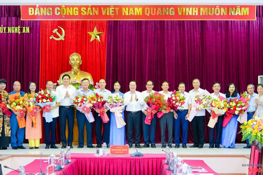 Thường trực Tỉnh ủy Nghệ An gặp mặt cán bộ thuộc diện Tỉnh ủy quản lý nghỉ hưu theo chế độ và nghỉ hưu trước tuổi