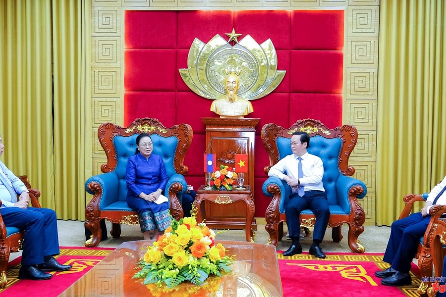 Nghe An Provincial Party Secretary Nguyen Duc Trung receives Ambassador of the Lao People's Democratic Republic to Vietnam