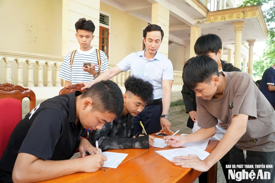 'Loay hoay' chọn tổ hợp khối, trường học 'gỡ khó' cho phụ huynh, học sinh lớp 10