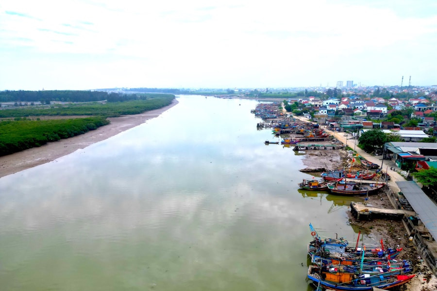 Tàu thuyền ở Nghệ An gặp khó khăn vì tình trạng bồi lắng ở các cảng cá, ngư dân phải đậu tàu lớn ngoài biển, thuê thuyền nhỏ chuyển hải sản vào bờ