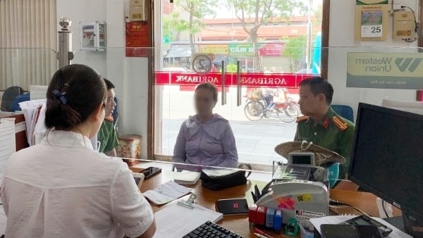 Giao dịch viên ngân hàng kịp thời ngăn chặn vụ lừa đảo, bảo vệ tài sản cho cụ bà