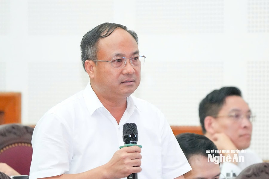 Ông Nguyễn Viết Hưng - Giám đốc Sở Nội vụ trả lời ý kiến cử tri về sắp xếp, bố trí cán bộ và cán bộ bán chuyên trách