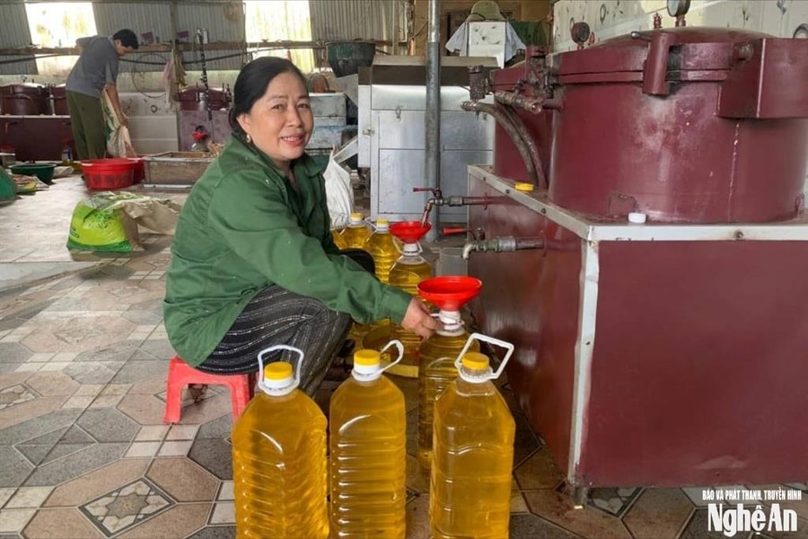 Nhiều người nội trợ tự ép dầu lạc, dầu vừng để sử dụng