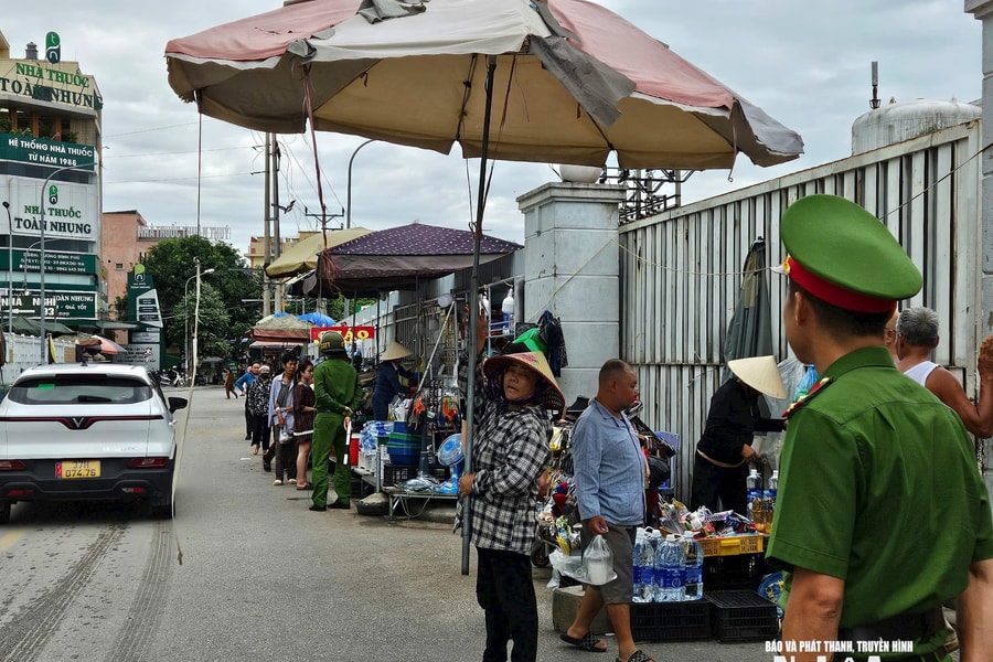 Xử lý điểm nóng lấn chiếm vỉa hè trên đường Hồ Tông Thốc, cạnh Bệnh viện Hữu nghị Đa khoa Nghệ An