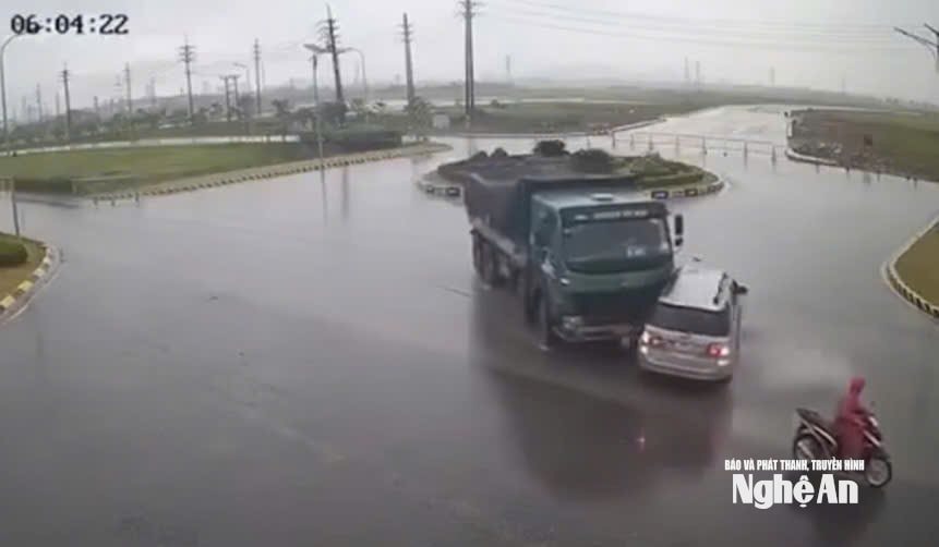 Bất ngờ dừng giữa đường, xe 7 chỗ bị xe tải tông mạnh gần Khu công nghiệp VSIP