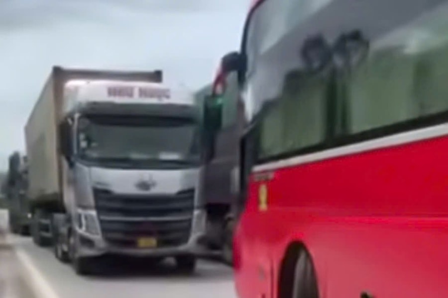 Xe khách vượt ẩu, lấn làn đối đầu xe ngược chiều khiến cộng đồng mạng dậy sóng