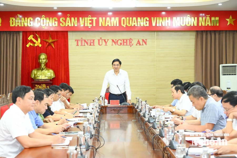 Đồng chí Hoàng Nghĩa Hiếu làm việc với các cơ quan chuyên trách tham mưu, giúp việc Tỉnh uỷ Nghệ An