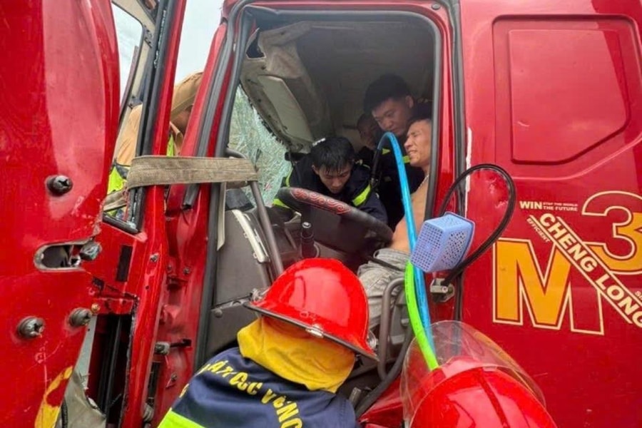 Giải cứu tài xế mắc kẹt trong ca bin sau va chạm giao thông trên cao tốc Diễn Châu - Bãi Vọt