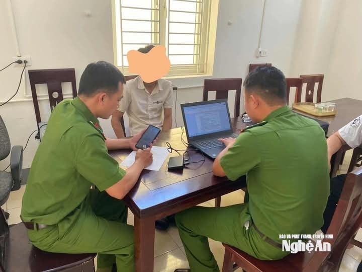 Triệu tập đối tượng chặn xe 'xin đểu' trên cầu Yên Xuân