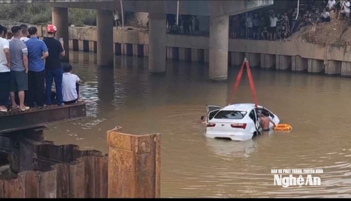 Nghệ An: Nạn nhân cuối cùng trong vụ xe ô tô lao xuống sông đã được tìm thấy