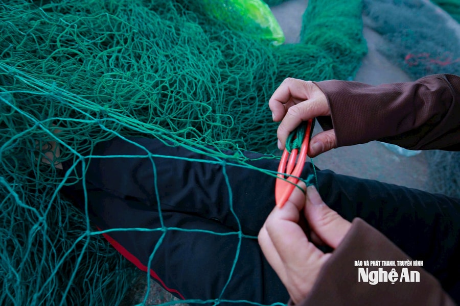 Những đôi tay chai sạn vá lành từng mắt lưới, giữ sinh kế cho ngư dân Nghệ An