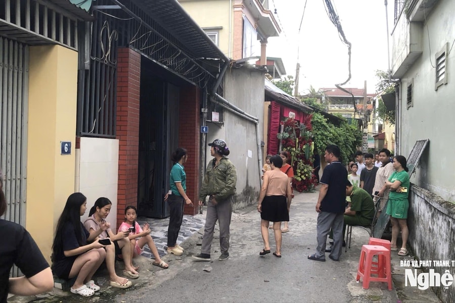 Vụ chồng đâm vợ ở phường Thành Vinh: Nạn nhân đã qua cơn nguy kịch, nghi phạm từng vác dao dọa nạt hàng xóm vì... kêu than do bệnh tật