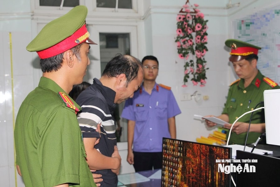 Tạm giữ hình sự tài xế trong vụ ô tô tông sập lan can cầu lao xuống sông