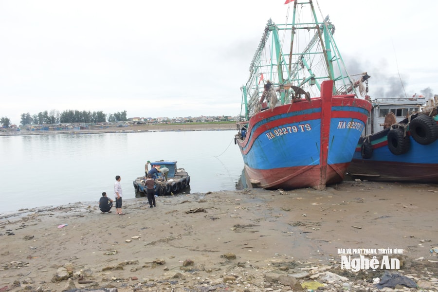 Ngư dân 20 tuổi tử vong sau sự cố rơi khỏi tàu cá tại Nghệ An