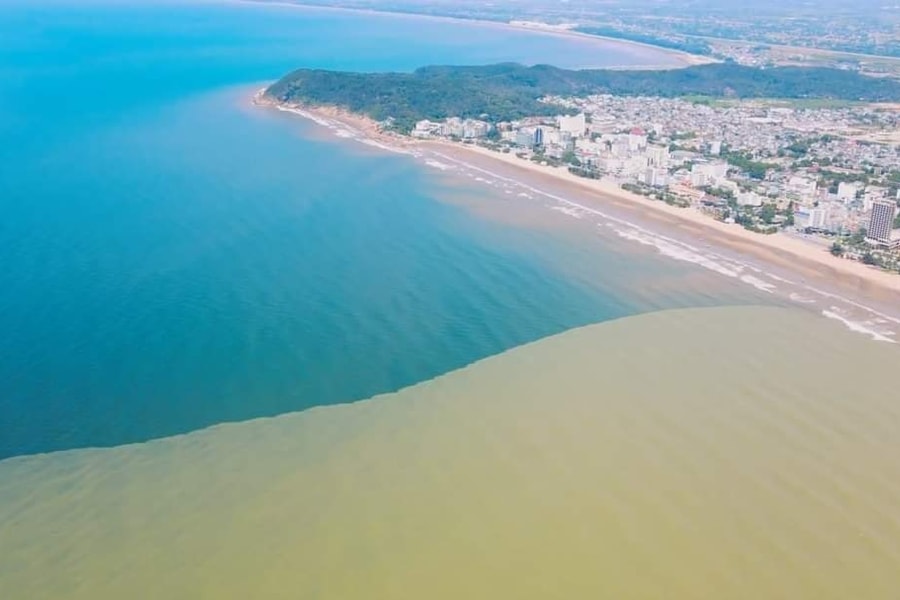 Xuất hiện hình ảnh nước biển Sầm Sơn chia hai màu