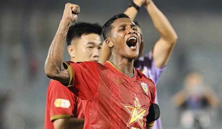 Trung vệ Việt kiều gốc Pháp gia nhập CLB Công an Hà Nội; Lương Xuân Trường nhận lót tay cực lớn ở Bình Phước