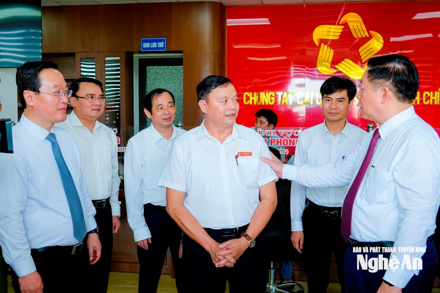 Trưởng Ban Tuyên giáo và Dân vận Trung ương Nguyễn Trọng Nghĩa thăm Trung tâm phục vụ hành chính công; tặng quà gia đình chính sách, người có công tại xã Đô Lương