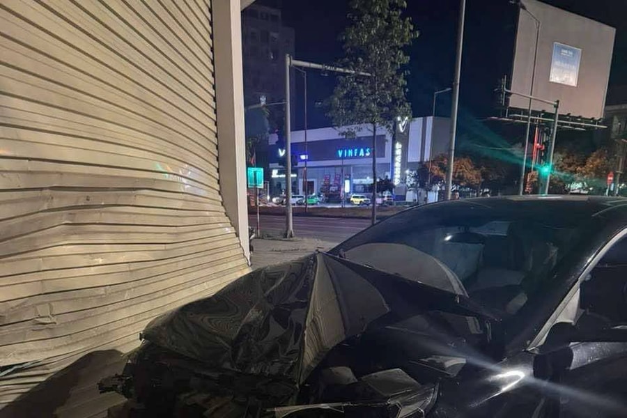 Ô tô lao vào cửa hàng lúc nửa đêm tại vòng xuyến Quán Bàu