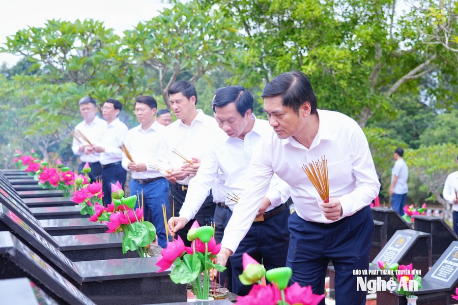 Lãnh đạo tỉnh Nghệ An tưởng niệm Anh hùng liệt sĩ tại các nghĩa trang liệt sĩ ở Đồng Nai và Tây Ninh