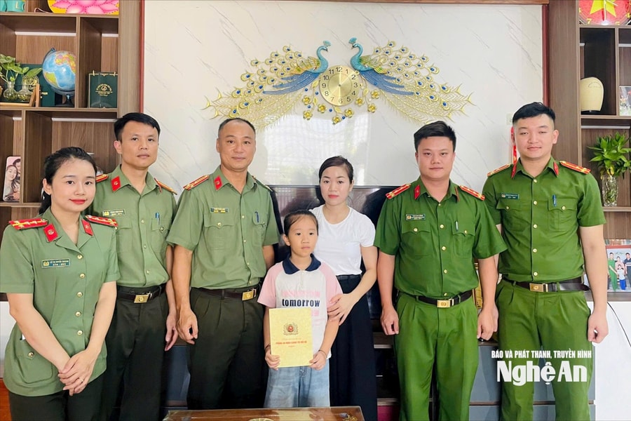 Công an tỉnh Nghệ An thăm hỏi, tặng quà thân nhân liệt sĩ Sầm Quốc Nghĩa