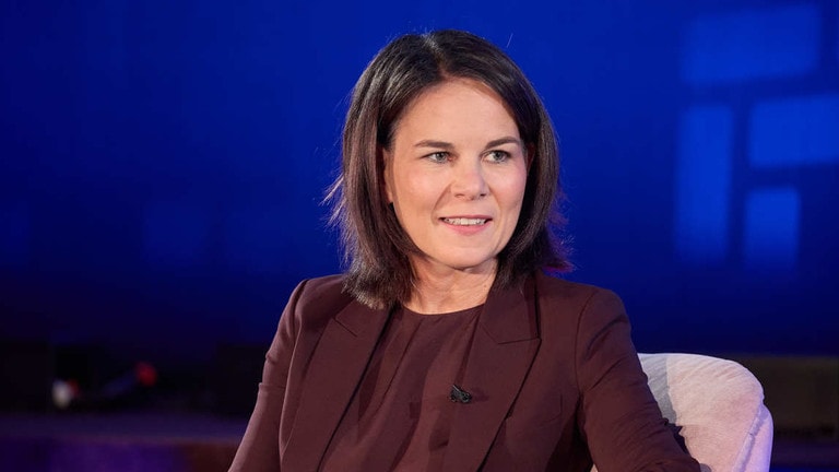 Báo Đức: Cựu Ngoại trưởng Annalena Baerbock chi gần 250 Euro mỗi ngày cho trang điểm