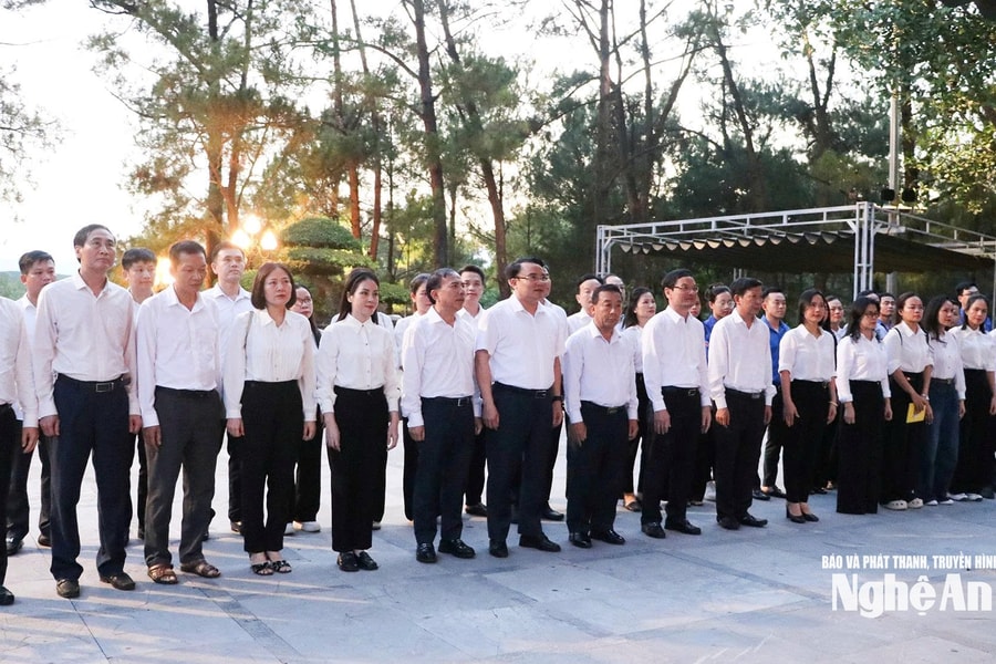 Đoàn công tác Văn phòng UBND tỉnh Nghệ An dâng hương tưởng niệm các Anh hùng liệt sĩ tại Quảng Trị