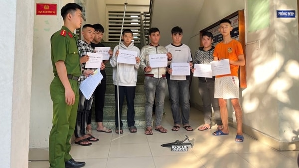 Nhóm thanh, thiếu niên mang hung khí hành hung người đi đường