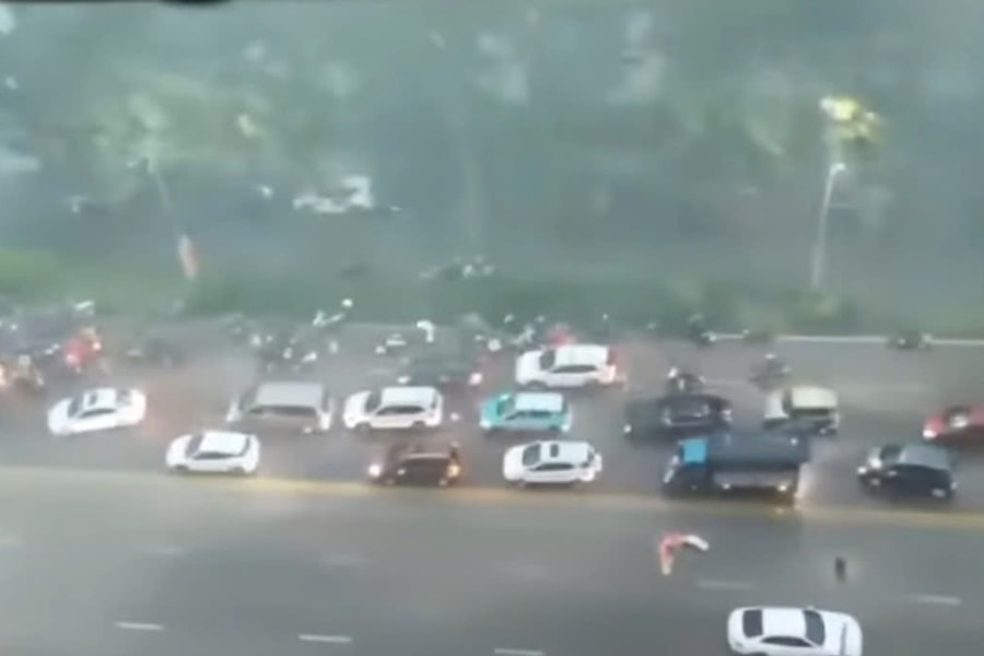 Gặp mưa giông, gió lớn khi đang lái ô tô: Làm gì để giữ an toàn?