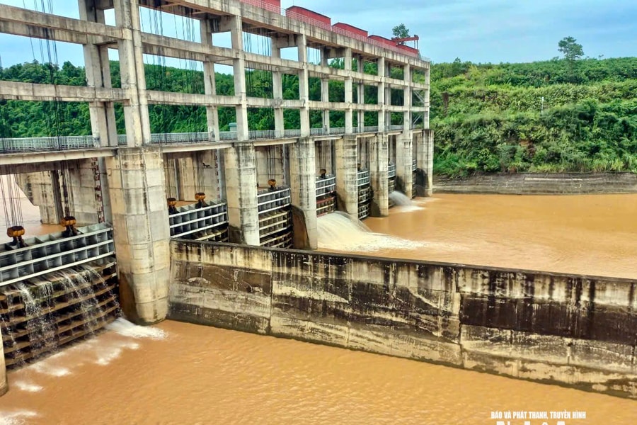 Từ 8h ngày 22/7, hồ chứa thủy điện Nậm Mô (xã Mường Xén) xả nước với mức xả 500m3/s