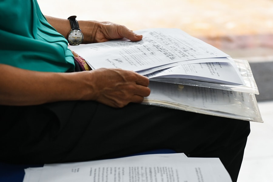 56 tuổi, bằng trung cấp có được tiếp tục làm công chức ở xã mới?