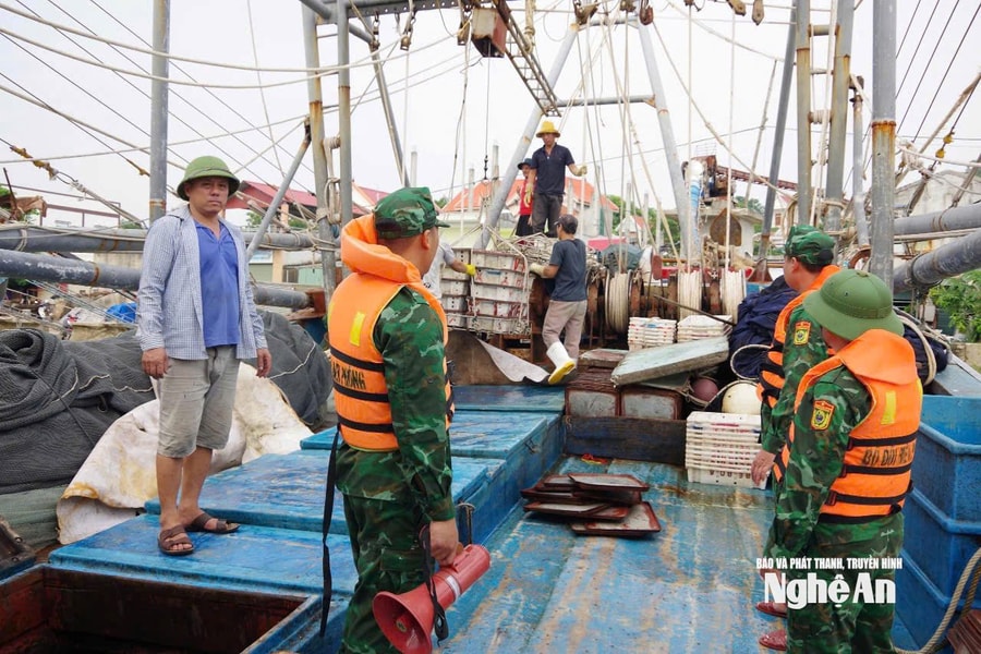 Bộ đội Biên phòng Nghệ An kêu gọi tàu thuyền về tránh trú bão số 3 và tham mưu UBND tỉnh cấm biển từ ngày 21/7