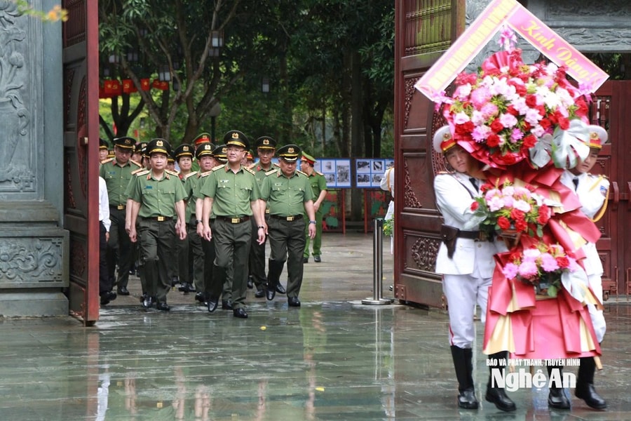 Thứ trưởng Bộ Công an Phạm Thế Tùng dâng hoa, dâng hương tưởng niệm Chủ tịch Hồ Chí Minh và các Anh hùng liệt sĩ
