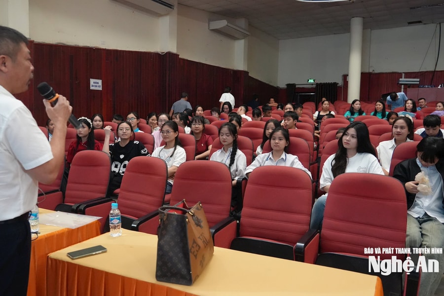 Nghệ An khai giảng lớp truyền dạy dân ca ví, giặm