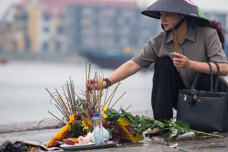Những nén hương bên bờ bến Hải Đăng cầu nguyện cho nạn nhân tàu Vịnh Xanh 58