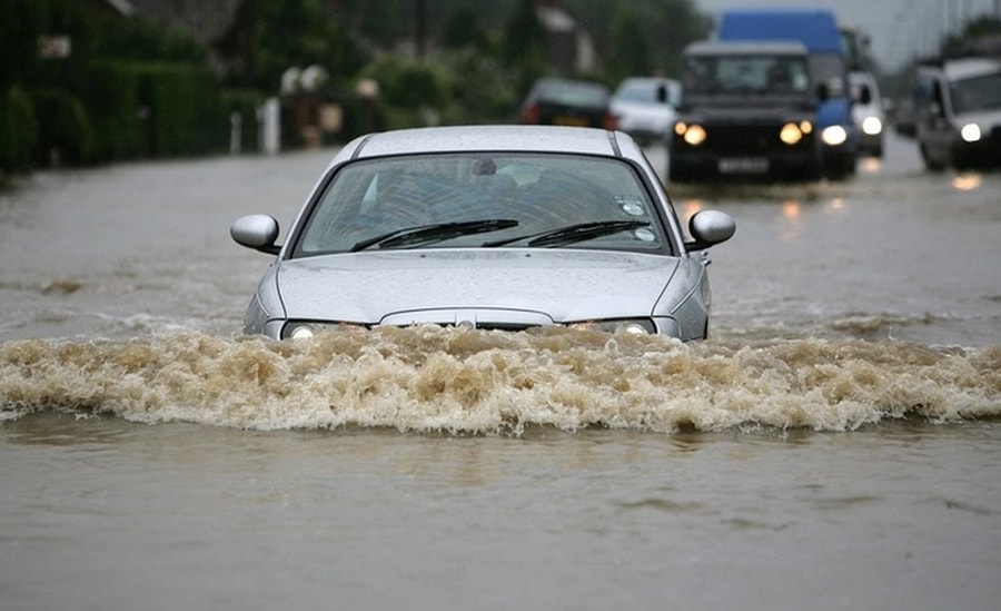 Cảnh báo những nguy hiểm tiềm ẩn khi lái xe qua vùng ngập nước trong mùa mưa bão