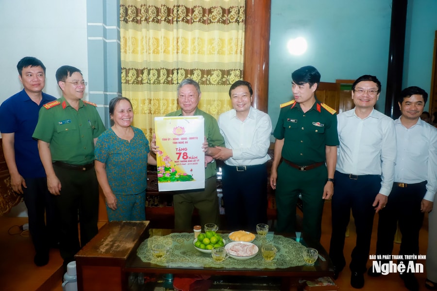 Chủ tịch UBND tỉnh Nghệ An Lê Hồng Vinh dâng hương tưởng niệm liệt sĩ, thăm gia đình người có công