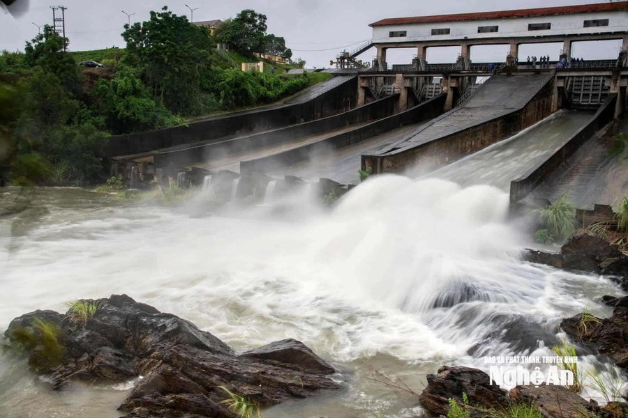 Hồ thủy lợi lớn nhất ở Nghệ An xả tràn ứng phó với hoàn lưu bão số 3