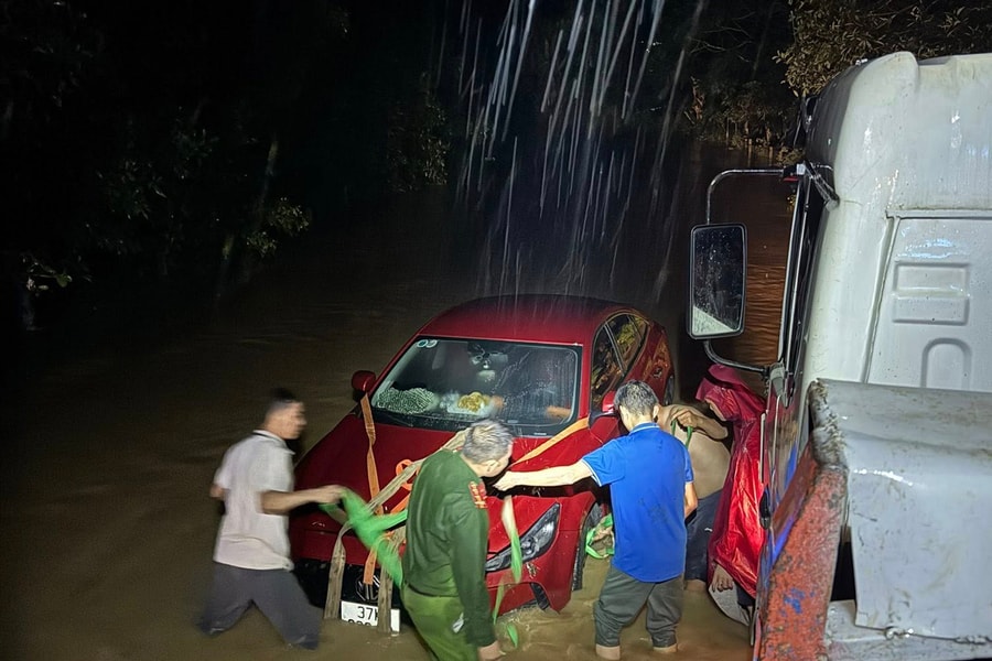 Cảnh báo ngập sâu, các phương tiện không được qua lại dốc Bù Bài (Nghệ An)