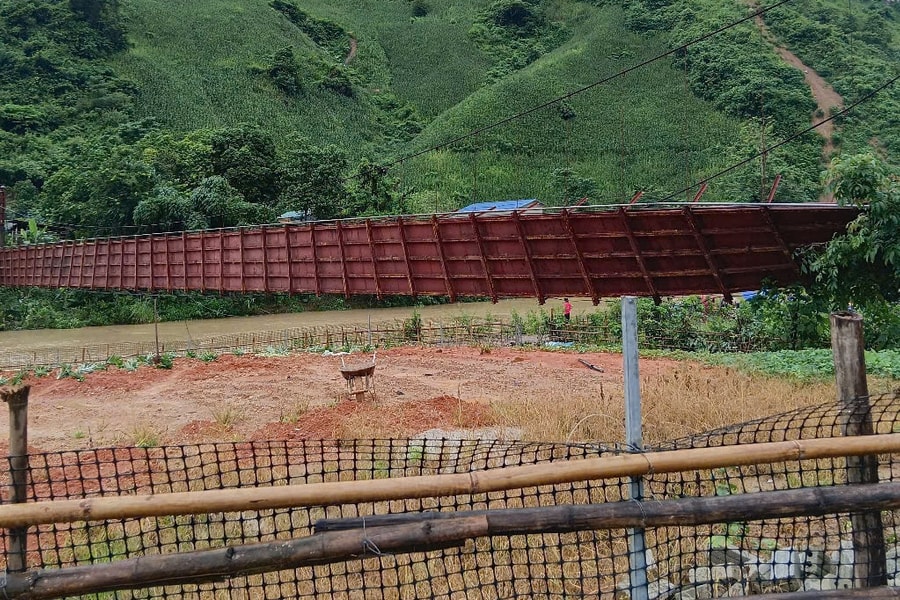 Cầu treo đứt cáp, ô tô chở 3 người rơi thẳng xuống sông