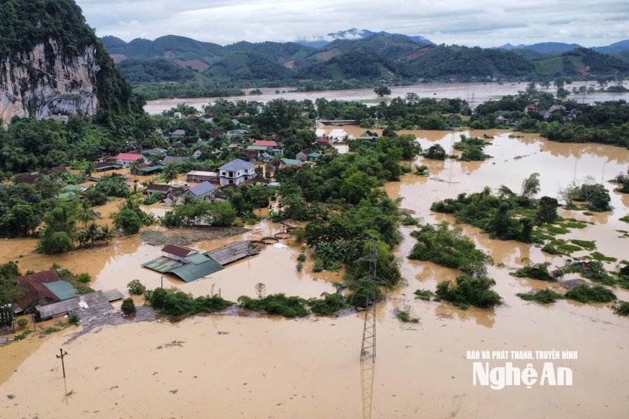 Lũ lớn bao vây, chia cắt xã Con Cuông, nhiều hộ dân bị ngập, mất trắng tài sản